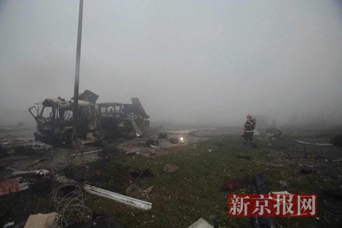 组图：天津爆炸救灾消防车被炸 多名消防员失联