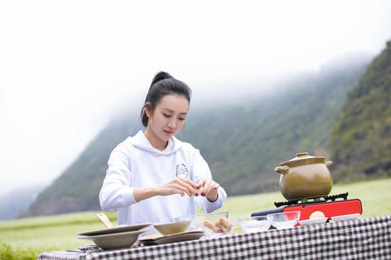 南宁妹王鸥录《天天向上》 带你去更望湖赏荞麦花海