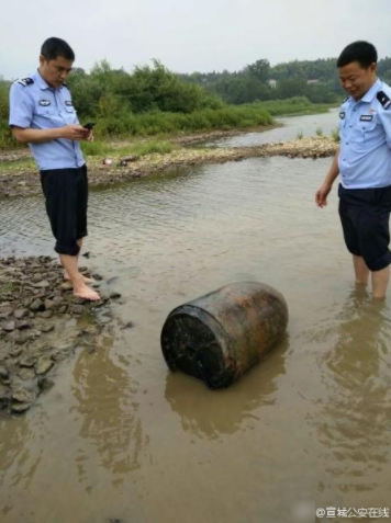 村民河里捞鱼 捞到大型航空炸弹