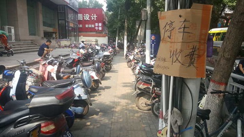 电车停车收费背后藏猫腻 圈地收费市民"雾里看花"