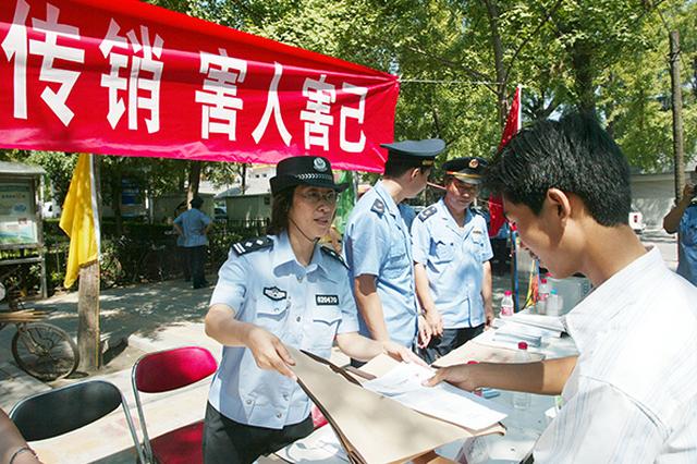 传销人员遭洗脑后走火入魔 每天互打电话祝成功