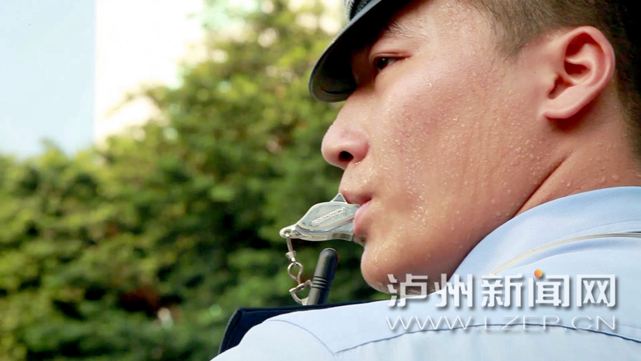 泸州：酷暑下的那一抹交警蓝