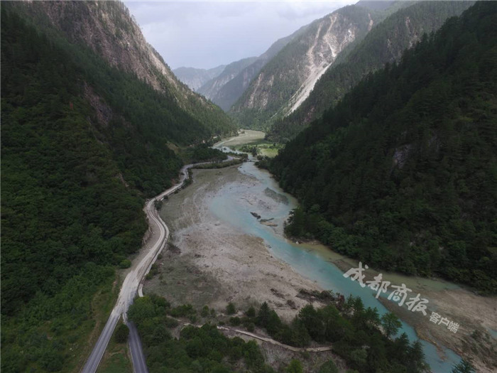 航拍震后九寨沟火花海 道路两边堆满滚落的巨石