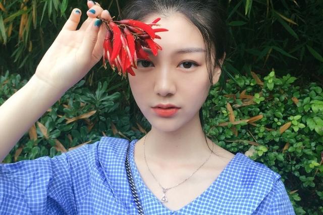 成理校花晒校园写真走红 清纯胜似奶茶妹妹