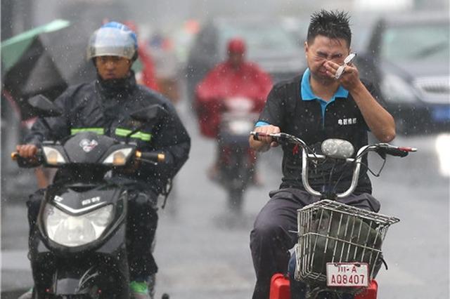 暴雨突袭成都 实拍雨中的身影