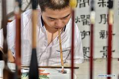 Disabled man learns traditional Chinese art skills