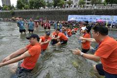 Tug of war held at wetland park of Gongshui River in Hubei