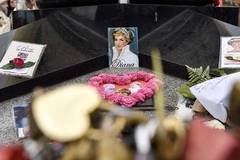 People commemorate 20th anniv. of Princess Diana's death in Paris