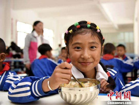 学生在食堂用餐。　安源 摄