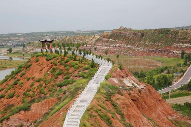 陕西最北沿黄公路旁的丹霞 康熙叫它莲花辿