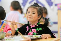 Rural children take free lunch in SW China's Guizhou