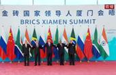 Leaders of BRICS hand in hand to pose for a group photo at Xiamen