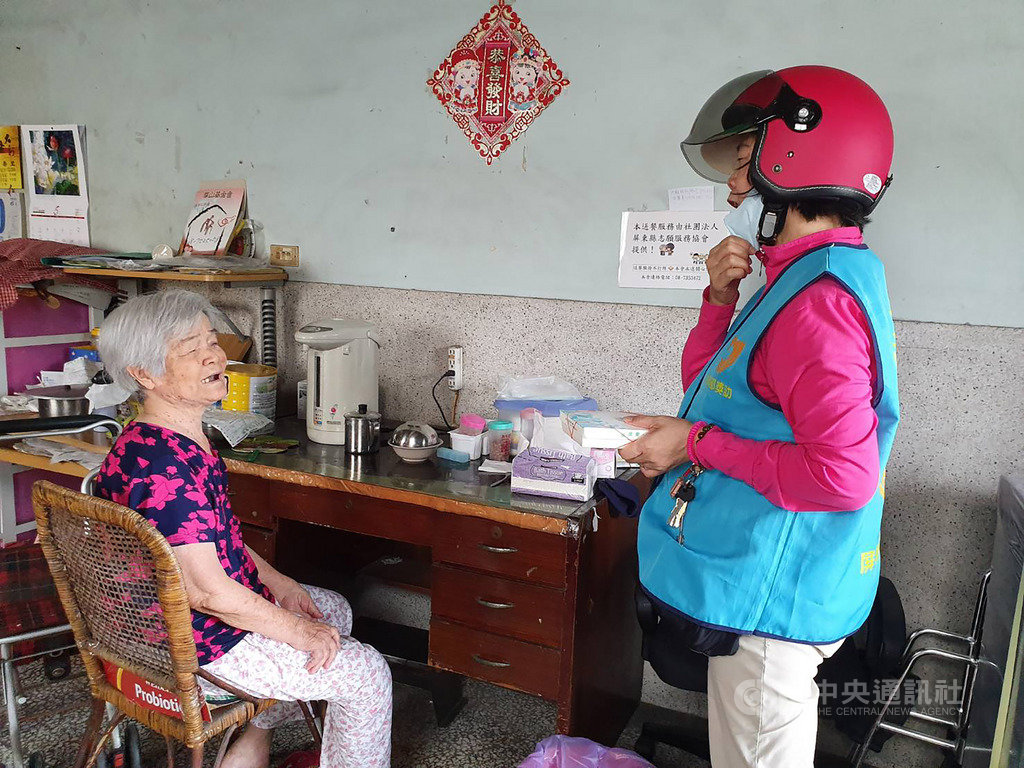 社團法人屏東縣志願服務協會為老人送餐，1年只休過年3天，志工從50多歲到72歲，19年來沒有中斷過，每天的志工送餐是老人開心的時刻。中央社記者郭芷瑄攝　108年6月24日