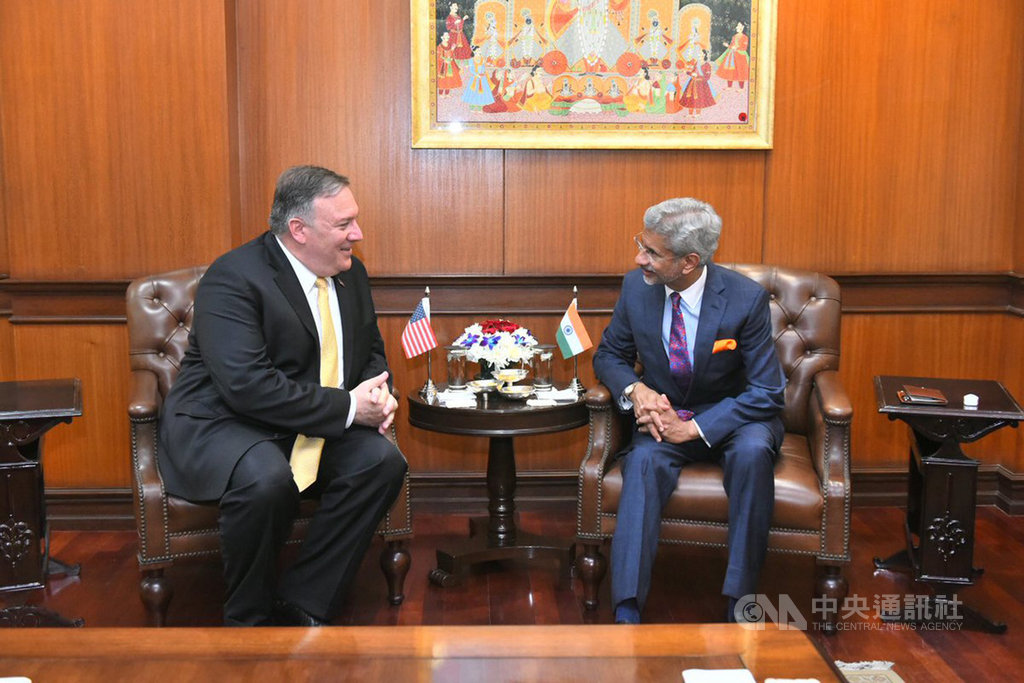美國國務卿蓬佩奧（左）與印度外交部長蘇杰生26日舉行雙邊會談，雙方就美印間的貿易、伊朗石油、印度向俄採購武器等諸多問題交換意見。（印度外交部提供）中央社記者康世人新德里傳真  108年6月26日