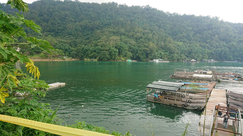 日月潭南邊水域變濁，居民懷疑為當地污水廠排廢水所致，但南投縣環保局稽查後並未發現異常，加上客觀環境因素，初步研判為自然現象，將待全部水質檢驗結果出爐後，再進一步推測可能因素並進行處理。（南投縣環保局提供）中央社記者蕭博陽南投縣傳真　108年6月28日