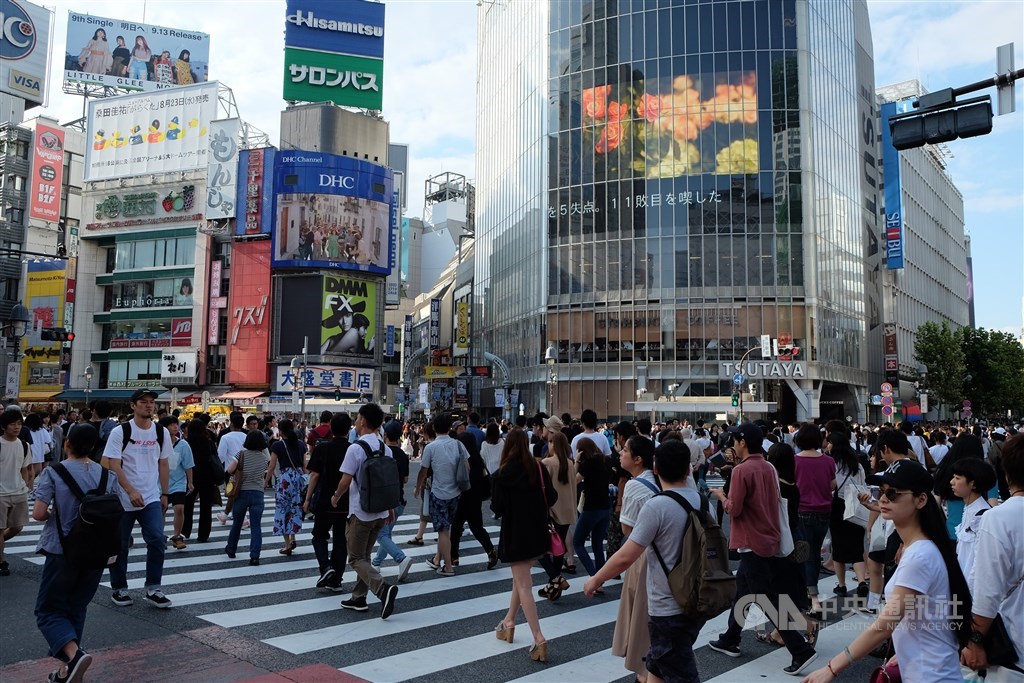 日本政府統計，境內的國民約1億2477萬多人，比去年減少43萬多人，創1968年調查以來最大減幅。（中央社檔案照片）