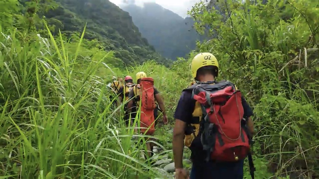 花蓮縣秀林鄉黃金峽谷20日傳出3名溯溪遊客遭落石砸傷，消防局獲報後，隨即派出30名警義消徒步前往救援。（民眾提供）中央社記者張祈花蓮傳真　109年6月20日