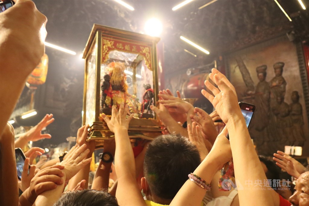 大甲媽祖20日回鑾安座，廟內湧入大批信眾，爭相摸媽祖神像。中央社記者趙麗妍攝 109年6月21日