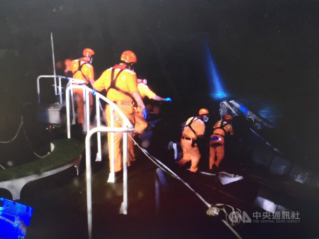 馬祖海巡20日晚間在東引北澳口外查獲中國船載運民生物資，以優勢警力登船調查，將依兩岸人民關係條例及海關緝私條例擴大偵辦。（第十海巡隊提供）中央社記者邱筠馬祖傳真　109年6月21日