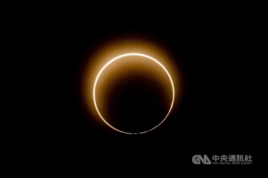 難得一見的日環食天文現象21日下午登場，這次的環食帶橫跨台灣本島，嘉義等10縣市陸續可見日環食奇景。中央社記者林俊耀攝　109年6月21日
