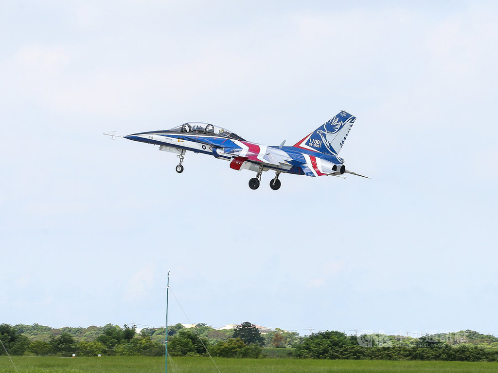 首架勇鷹新式高級教練機22日上午在台中清泉崗機場正式首飛，以紅白藍三色的塗裝亮相。中央社記者謝佳璋攝 109年6月22日