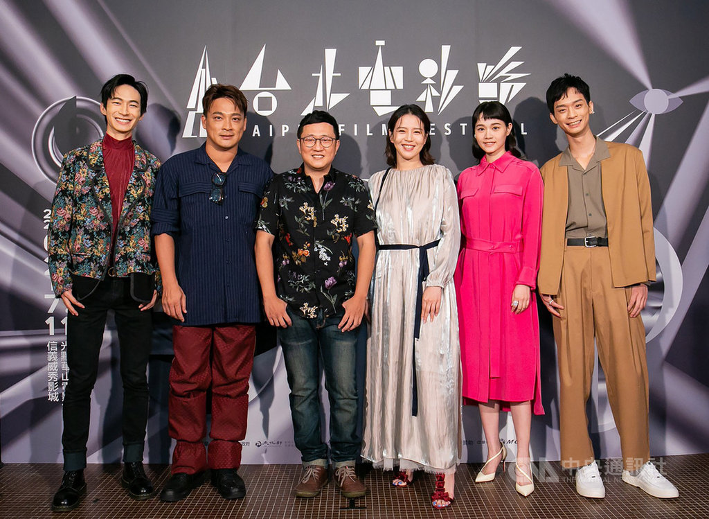 電影「惡之畫」26日晚間在2020台北電影節舉辦世界首映，導演陳永錤（左3）率主要演員黃河（左起）、東明相、林志謙（右起）王真琳、劉品言出席。（台北電影節提供）中央社記者王心妤傳真　109年6月26日