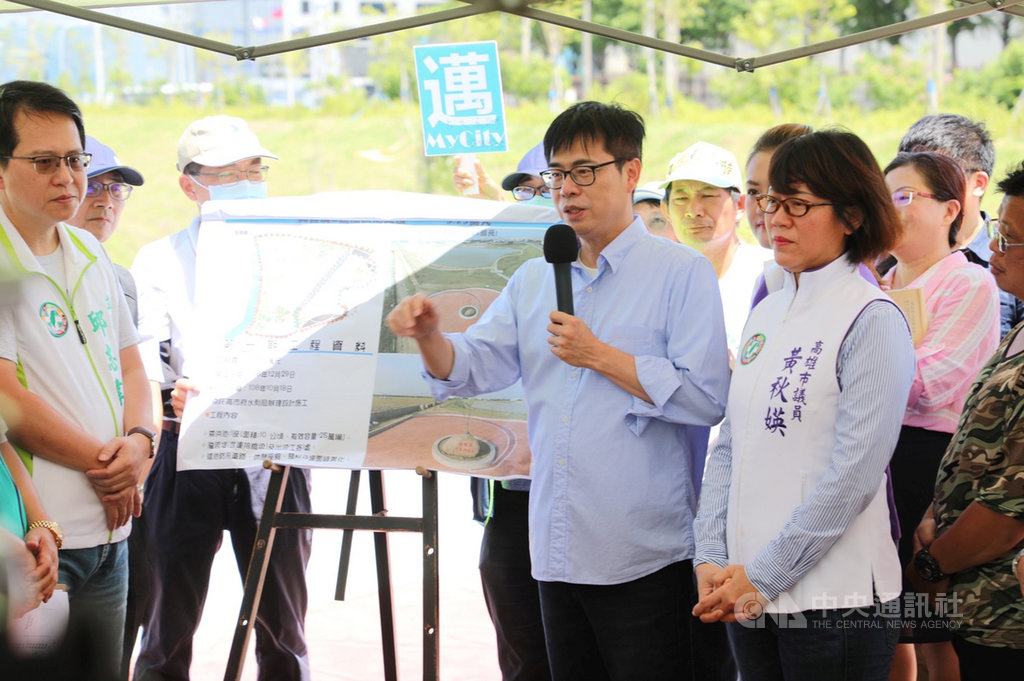 民進黨高雄市長補選參選人陳其邁（前右2）27日勘查典寶溪D區滯洪池第二期工程時表示，過去選輸跌倒失敗就再爬起來，那是驅動他再努力的動能，他不會在意被嘲笑或被酸，努力讓高雄更好是他的目標。（陳其邁競選辦公室提供）中央社記者陳朝福傳真　109年6月27日