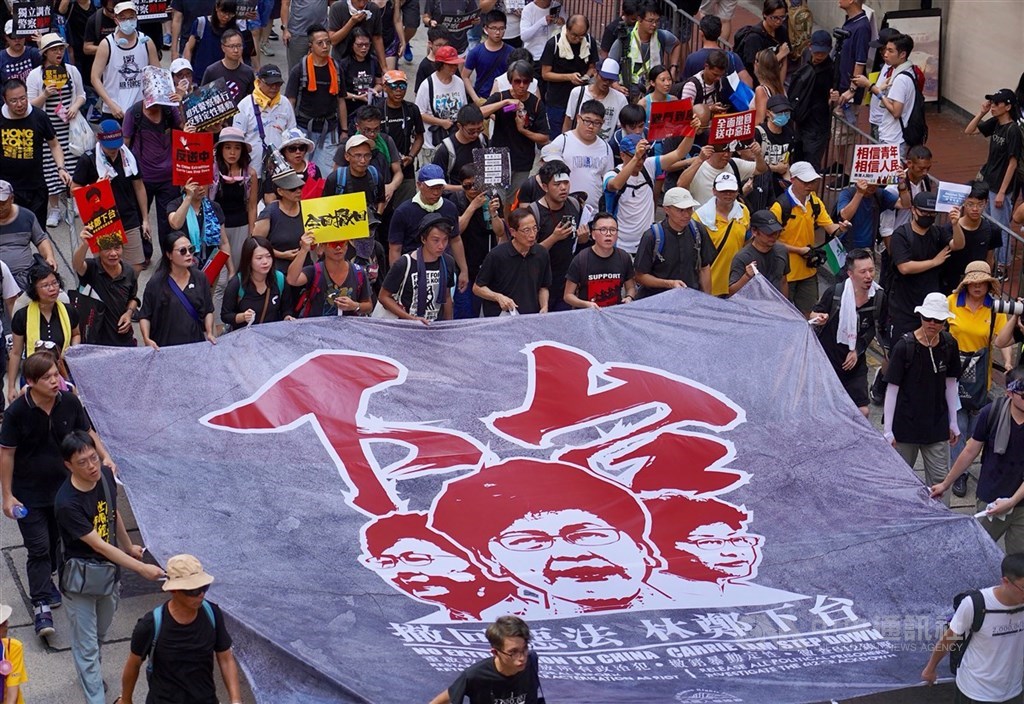 泛民團體民陣申請如常舉辦七一遊行，但至今未獲警方批准。圖為108年香港七一大遊行，大批民眾合力拉開巨型布條，表達希望香港特首林鄭月娥下台的訴求。（中央社檔案照片）