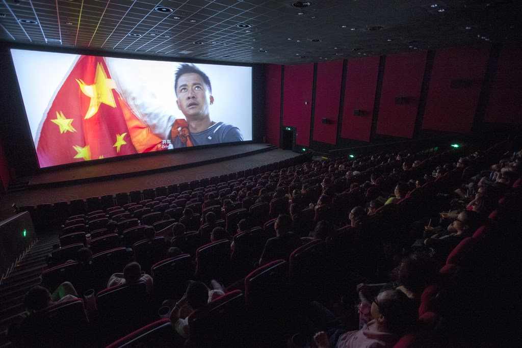 中國學生多成長於改革開放時代，他們在嚴格的審查制度和日益強勢的愛國主義宣傳中長大，像「戰狼2」這樣的電影激勵了許許多多的中國年輕人。圖為2017年8月「戰狼2」在中國上映。（檔案照片／中新社提供）