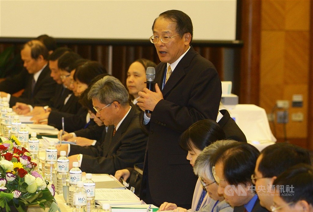 2010年ECFA磋商主談人是時任經濟部國貿局局長黃志鵬（站立者）。中央社記者謝佳璋攝 99年3月31日