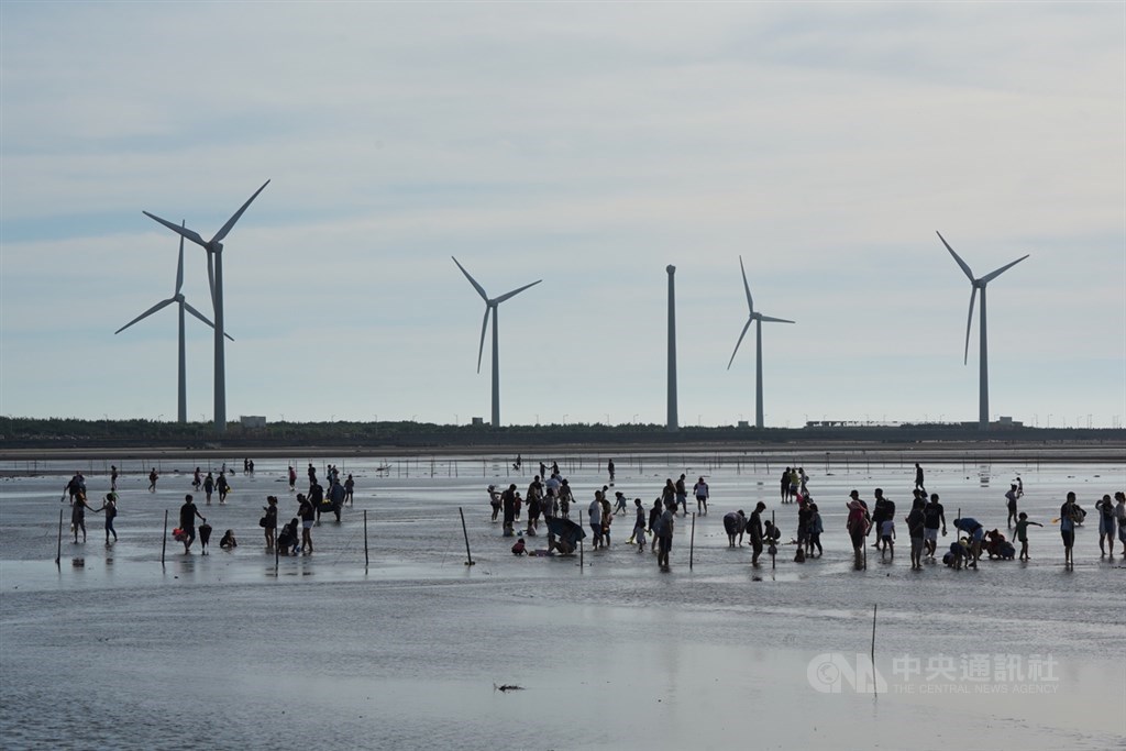 國內安心旅遊7月1日將上路，交通部觀光局提醒旅客自由行不分平假日，每房可折抵新台幣1000元。圖為台中高美濕地。中央社記者徐肇昌攝　109年6月21日