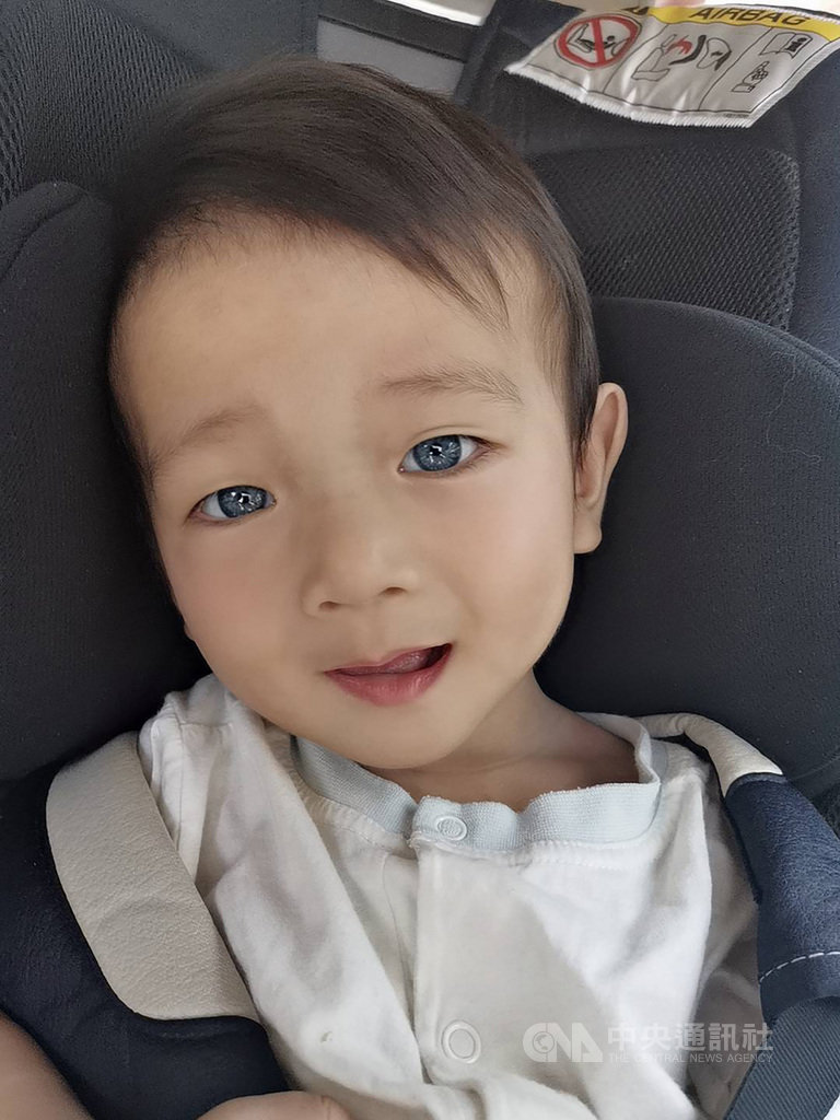 新竹市男寶寶「洋洋」出生後聽力篩檢沒過，眼睛還是灰藍色，就醫檢查才發現罹罕見疾病「瓦登伯革氏症」（Waardenburg Syndrome）。（吳媗予提供）中央社記者魯鋼駿傳真　109年6月28日