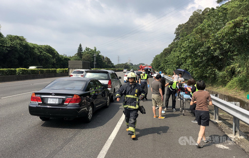 新北市消防局表示，27日下午據報在國道3號北上37.7公里處發生7輛轎車擦撞車禍，2名婦女輕微擦傷、身體不適，送醫治療。現場影響外側車道及路肩，交通並無阻塞，後續交由國道警察隊處理。（民眾提供）中央社記者黃旭昇新北市傳真　109年6月27日