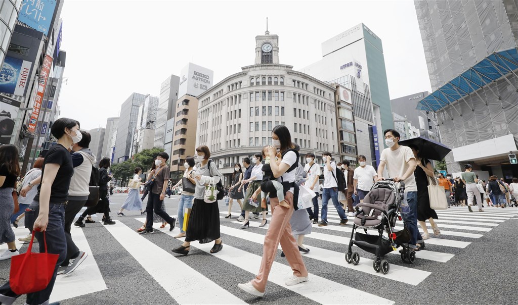 全球武漢肺炎疫情持續升溫，日本東京27日通報新增57人確診，是自5月25日解除「緊急事態宣言」後，創單日確診新高。圖為27日東京銀座街頭民眾大多戴上口罩防疫。（共同社提供）