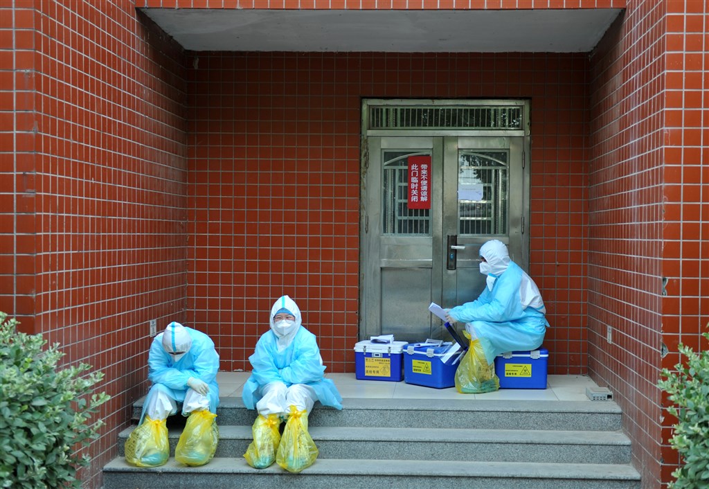 中國27日新增14例武漢肺炎本土確診病例，全都在北京。而和北京相鄰的河北省雄安新區安新縣也啟動封閉式管理。圖為23日雄安新區安新縣醫院醫護人員坐在台階上休息。（中新社提供）