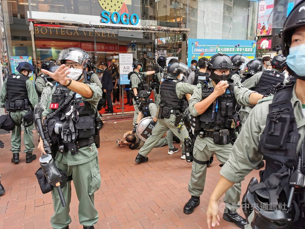 港區國安法6月30日深夜生效，香港警方7月1日在銅鑼灣驅散及逮捕準備參與遊行的示威人士。中央社記者張謙香港攝　109年7月1日