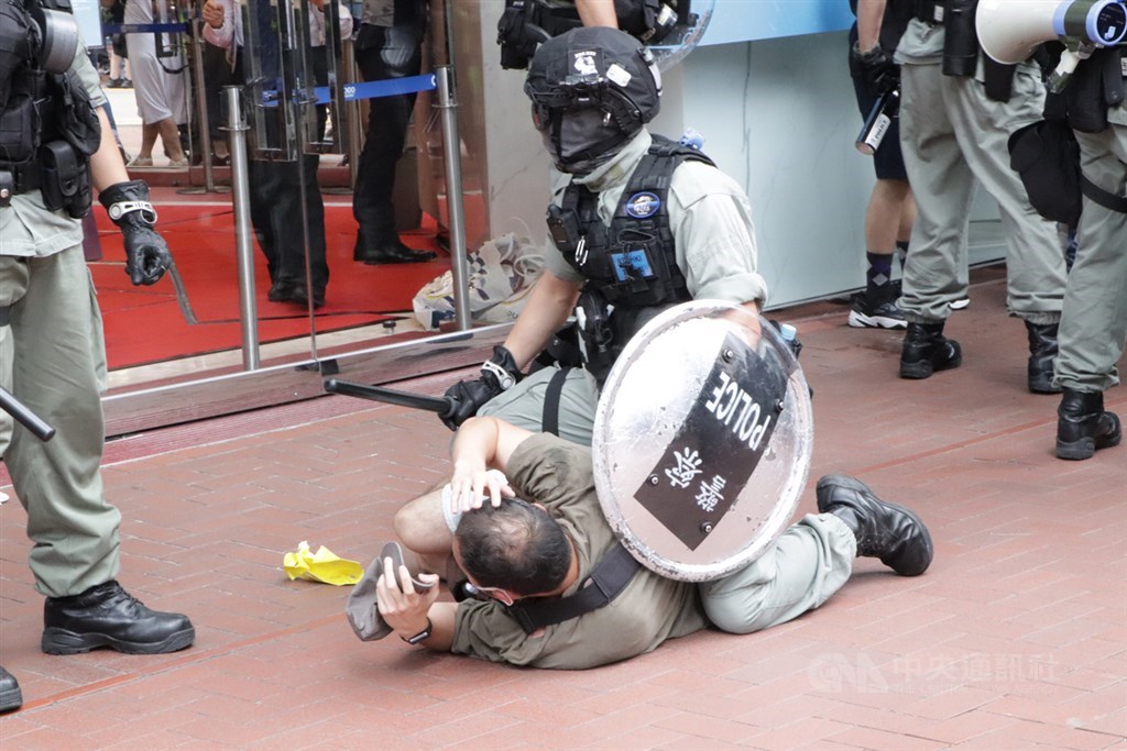 港區國安法6月30日深夜生效，香港警方7月1日在銅鑼灣驅散及逮捕準備參加遊行的示威人士。中央社記者張謙香港攝 109年7月1日