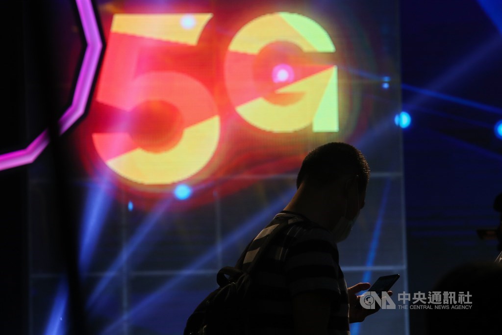 中華電信、台灣大哥大30日先後舉行5G開台記者會，宣告台灣電信業5G新時代來臨。中央社記者王騰毅攝 109年6月30日