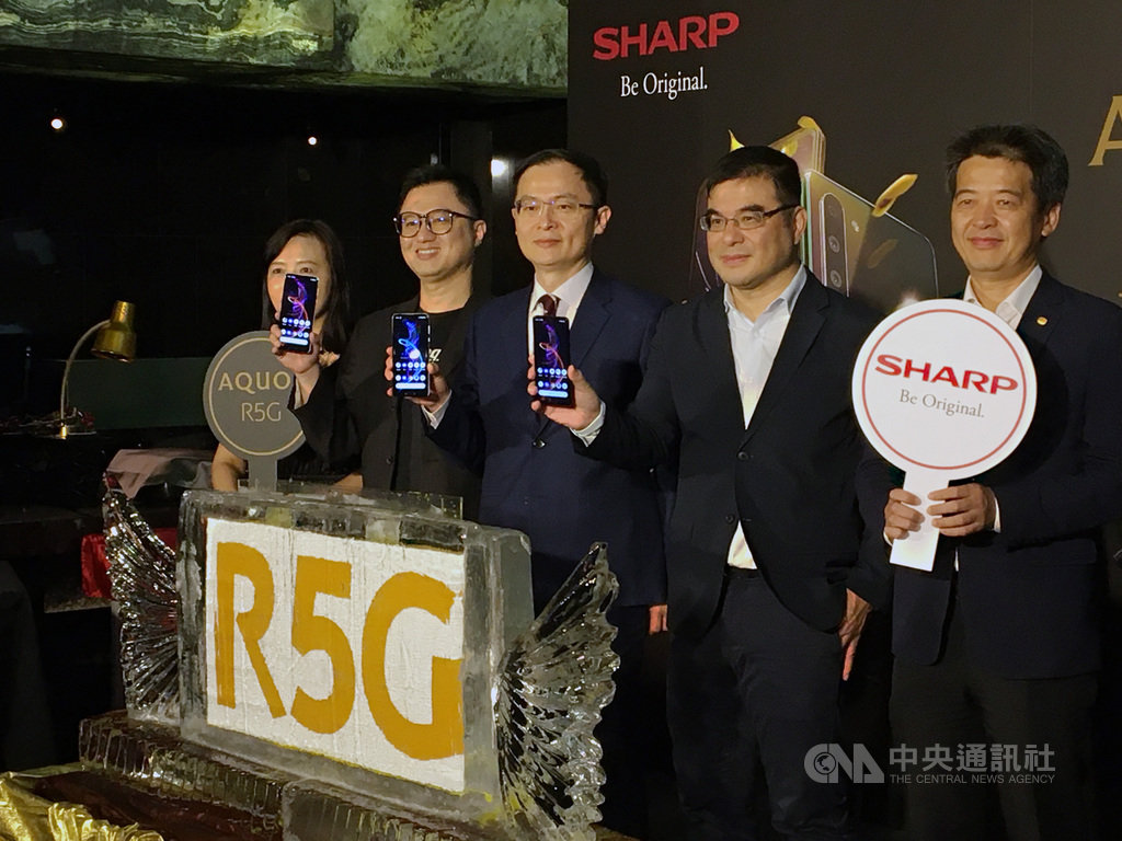台灣夏普2日下午在台推出5G手機，採用4顆鏡頭設計，並結合人工智慧技術應用，與遠傳電信合作銷售通路。中央社記者鍾榮峰攝　109年7月2日