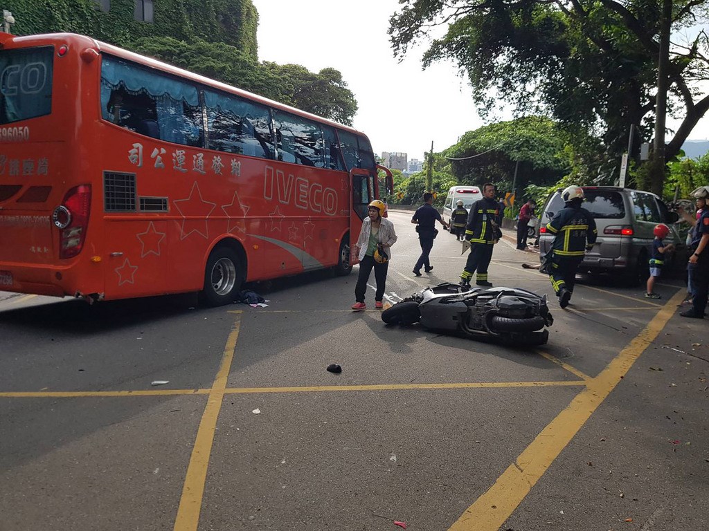 台北市仰德大道是通往陽明山主要道路，但常發生交通意外，端午連假就發生兩起造成多人受傷的車禍。圖為6月27日仰德大道一段發生車禍，有7人受傷送醫。（民眾提供）中央社記者劉建邦傳真　109年6月27日