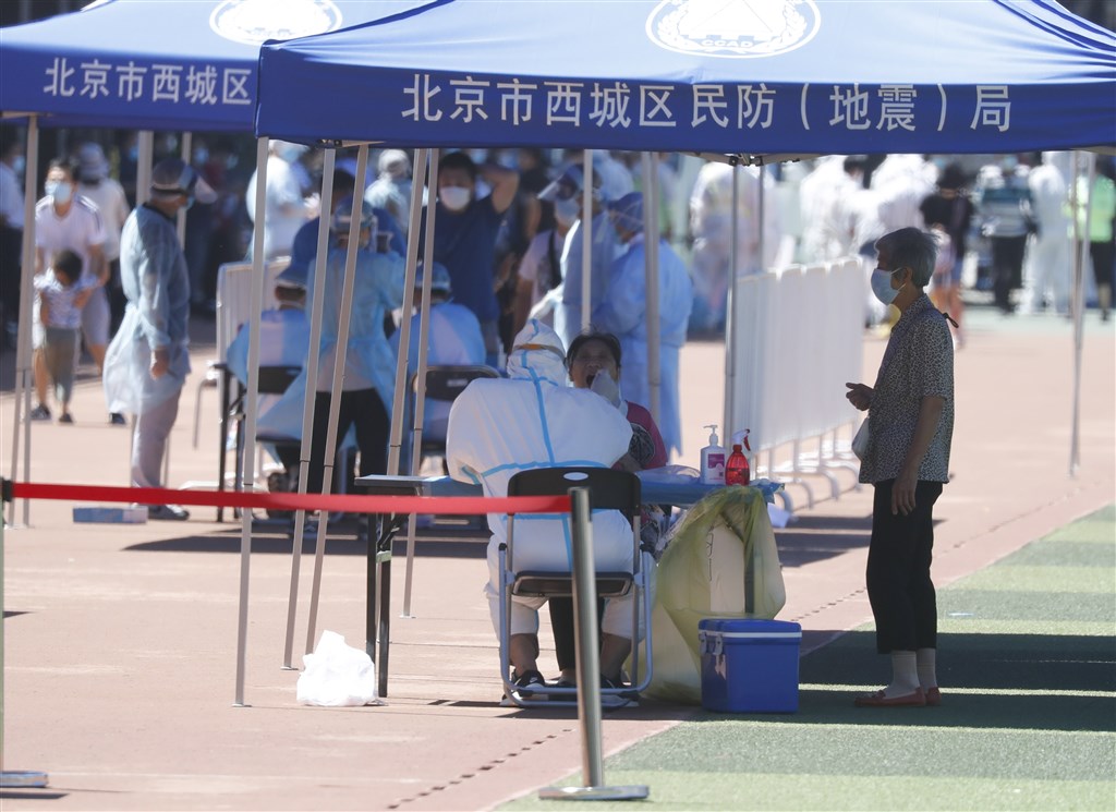 北京市一名女子7月2日在石景山萬達廣場痛哭自陳武漢肺炎檢測呈陽性，她被診斷為無症狀感染者。截至7月3日下午，已有204人因此被判定為密切接觸者而隔離觀察。圖為6月14日北京市民在一處體育場接受採檢。（中新社提供）