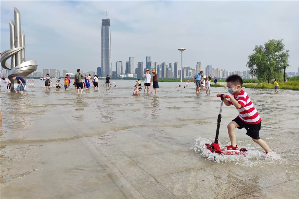 中國央視新聞4日下午報導，長江中下游幹流主要控制站水位持續上漲，即將超過警戒水位。圖為3日武漢一處親水平台已被長江水淹過。（中新社提供）
