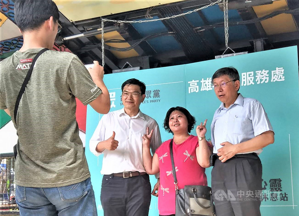 台灣民眾黨主席柯文哲（右）4日南下高雄，為黨提名高雄市長補選參選人吳益政（後左）輔選造勢，兩人與熱情支持者合影。中央社記者程啟峰高雄攝  109年7月4日