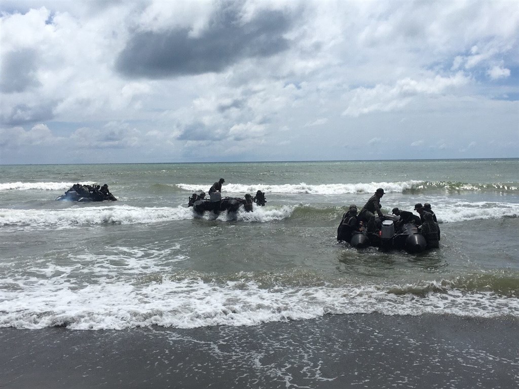 海軍陸戰隊3日操演發生橡皮艇翻覆意外，造成3名官兵命危。圖為2018年海軍陸戰隊操演情形。（圖取自facebook.com/ROCMarineCorp）