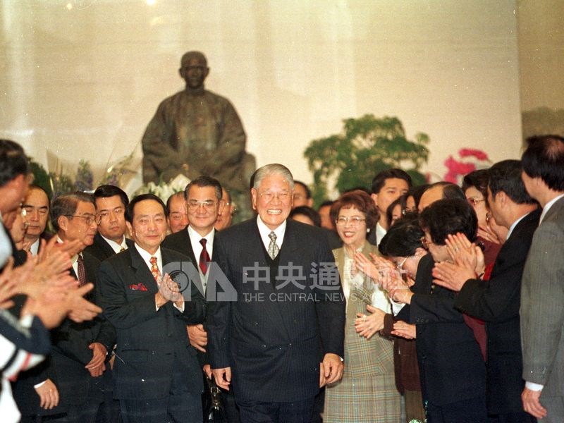 2000年3月李登輝辭去國民黨主席職務，由代理主席連戰及中常委陪同到一樓大廳，大廳早有大批黨工夾道歡送。（中央社檔案照片）