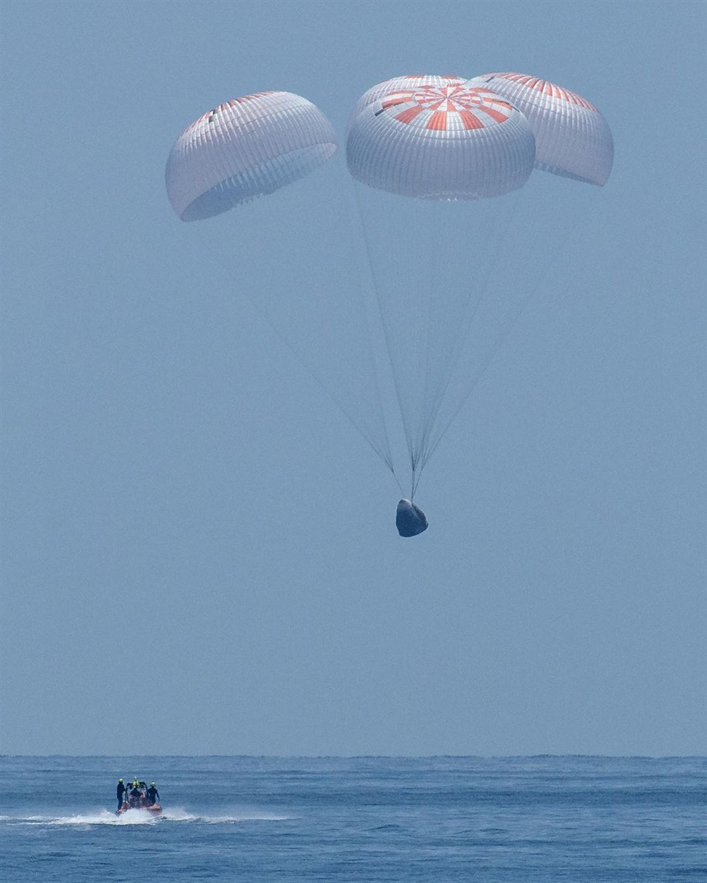 美國太空探索科技公司太空船「飛龍奮進號」2日載著2名太空人從太空返回地球，以降落傘「濺落」方式順利降落在墨西哥灣海域。（圖取自instagram.com/spacex）