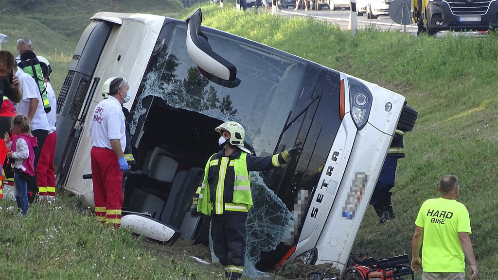 匈牙利國家急難救助服務機構發言人喬爾菲表示，一輛載有波蘭乘客的巴士9日衝出高速公路陷入壕溝，造成1人死亡、34人受傷。（美聯社）