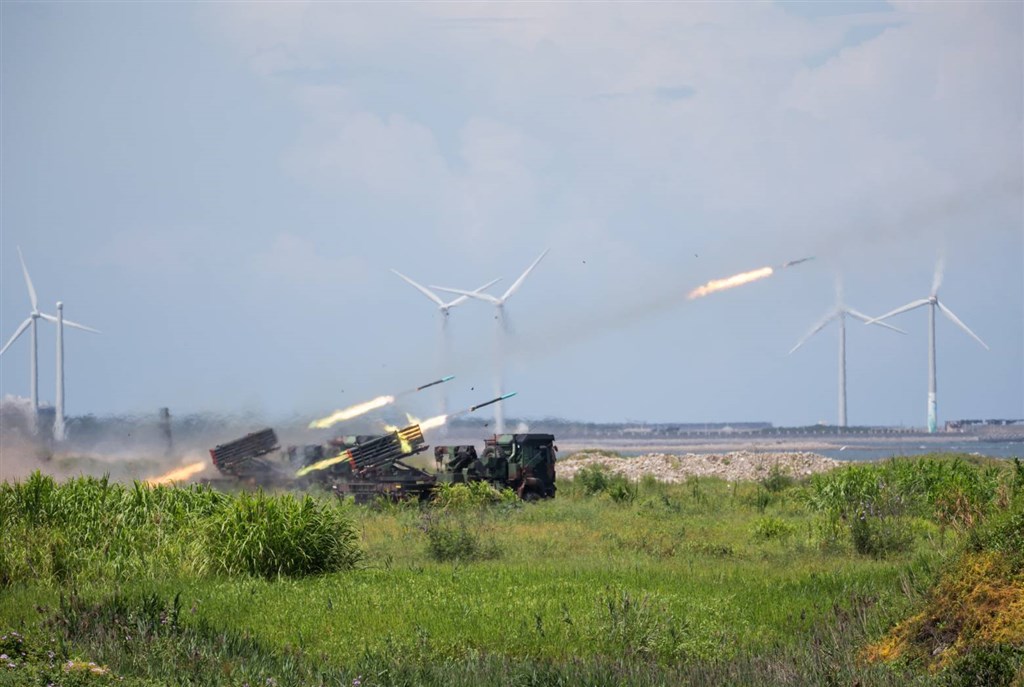 國軍2日在台中大甲溪出海口，實施聯合反登陸預先操演，模擬共軍試圖登陸，國軍海陸空聯合進行反制。圖為陸軍雷霆2000火箭射擊。（軍聞社提供）