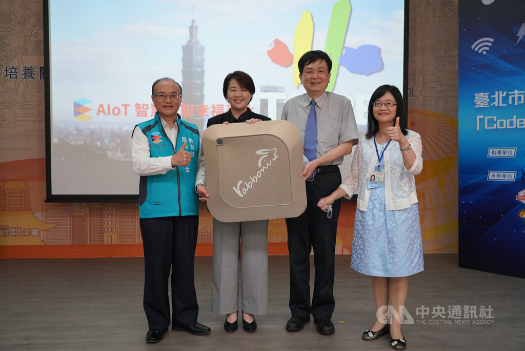 台北市政府12日與國立交通大學簽署合作備忘錄，並在副市長黃珊珊（左2）見證下，由教育局長曾燦金（左）代表接受交大捐贈635個Rabboni感測器，預計分配至北市仁愛國中等6所國中小自造教育及科技中心。（台北市教育局提供）中央社記者李宛諭傳真　109年8月12日