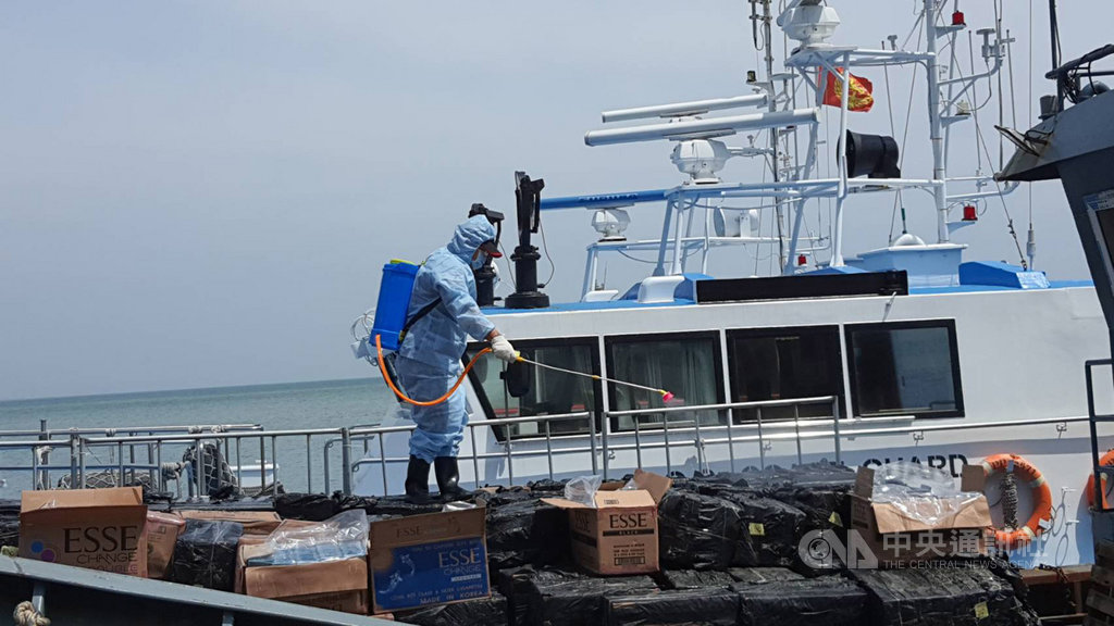 馬祖海巡隊28日在南竿海域查獲大陸籍貨船與快艇各一艘，涉嫌走私未稅洋菸，連江縣衛生福利局也派員進行消毒及人員檢疫，確保防疫無漏洞。（第十海巡隊提供）中央社記者邱筠馬祖傳真　109年6月28日